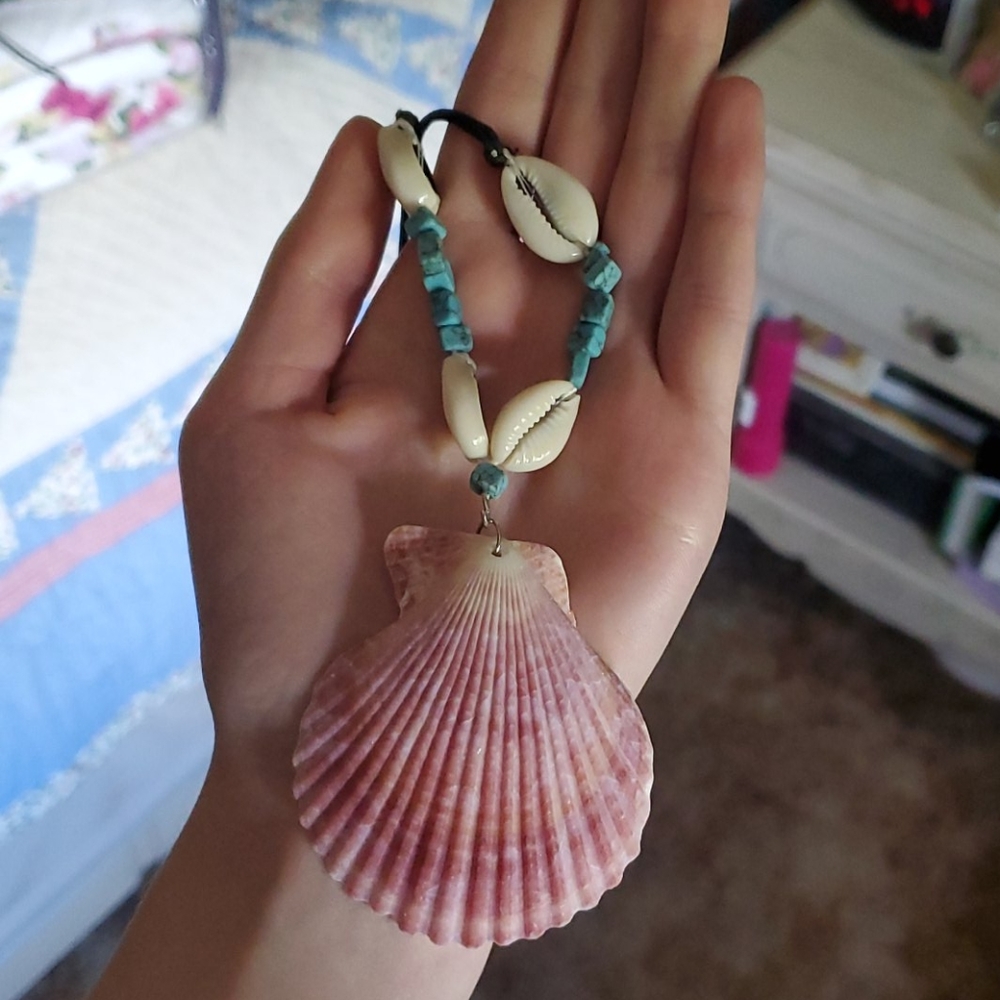Seashell Necklace - Picture 2 of 3